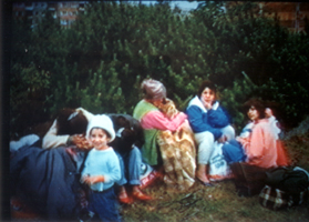 Fl&uuml;chtlinge vor der ZAST in Rostock